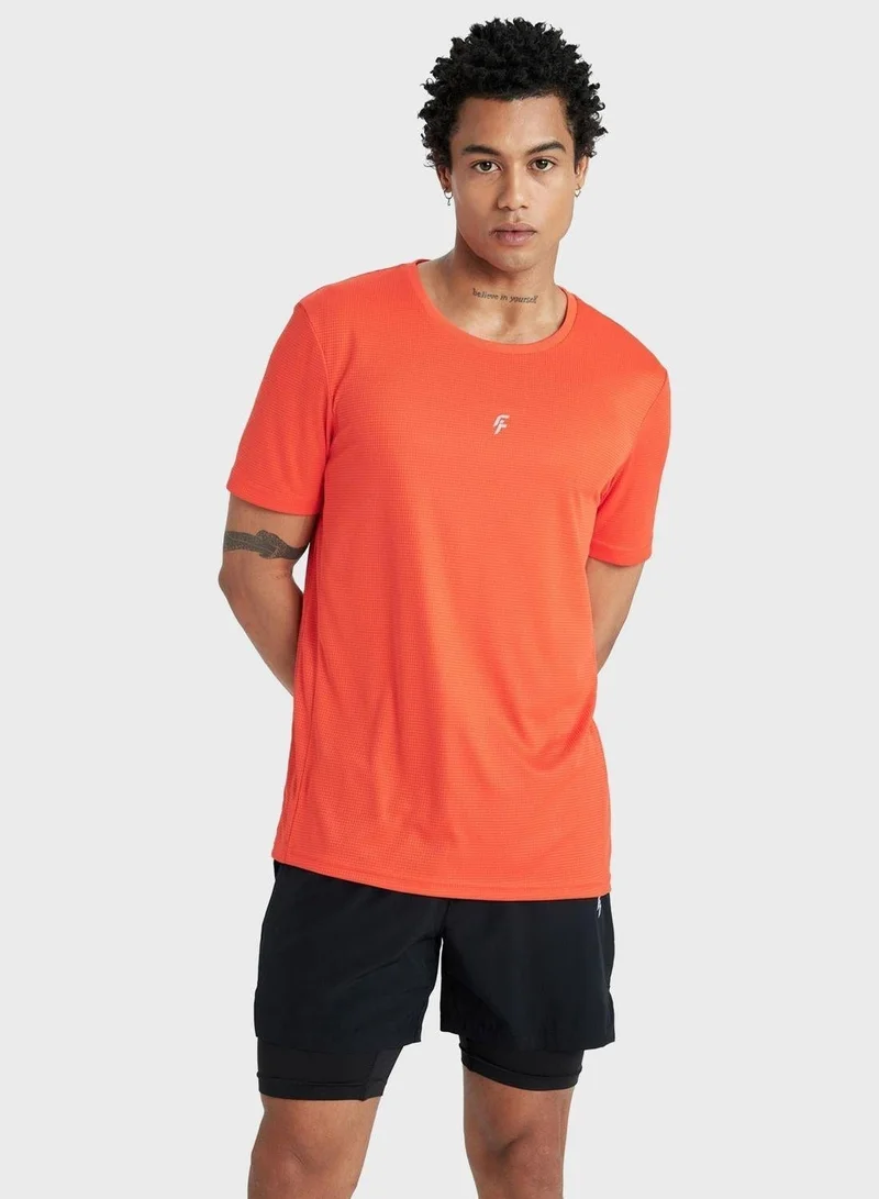 ديفاكتو تيشيرت بقصة ضيقة مطبوع بياقة دائرية